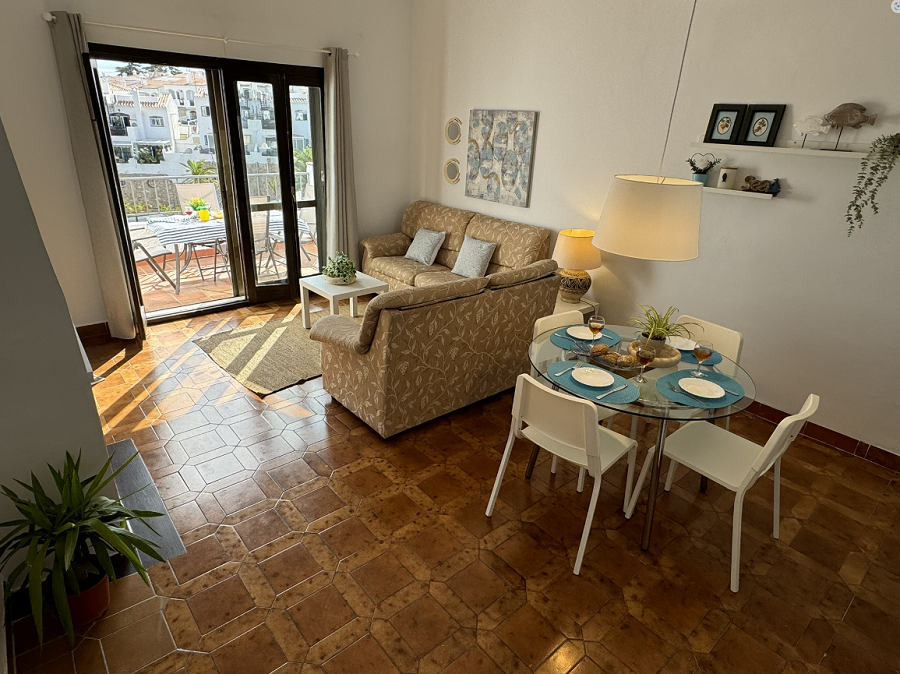 Belle maison jumelée avec 2 chambres et piscine privée et jacuzzi à 700 mètres de la célèbre plage de Burriana à Nerja.