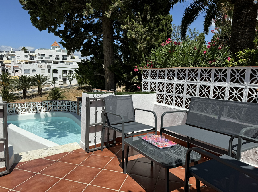 Belle maison jumelée avec 2 chambres et piscine privée et jacuzzi à 700 mètres de la célèbre plage de Burriana à Nerja.