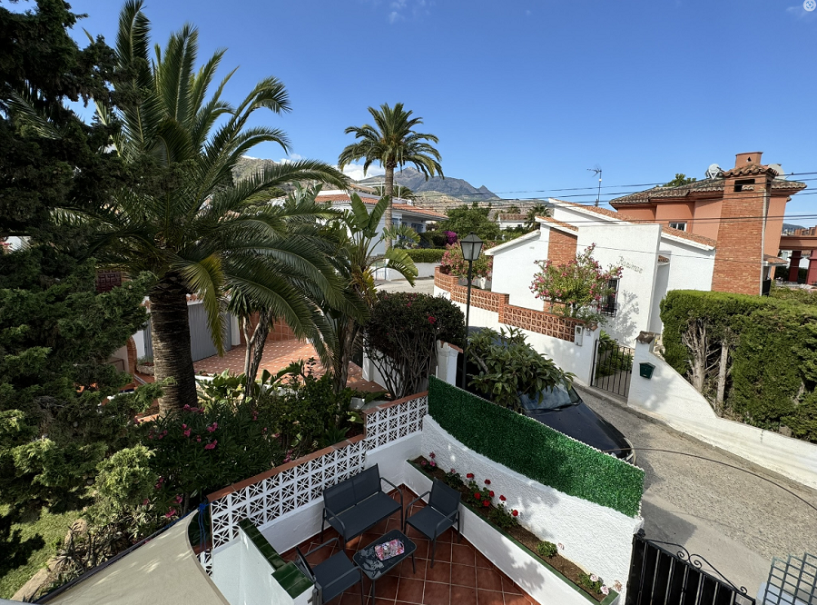 Beautiful semi-detached house with 2 bedrooms and private pool and jacuzzi 700 meters from the famous Burriana beach in Nerja.