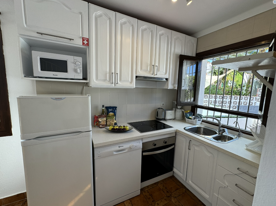 Belle maison jumelée avec 2 chambres et piscine privée et jacuzzi à 700 mètres de la célèbre plage de Burriana à Nerja.