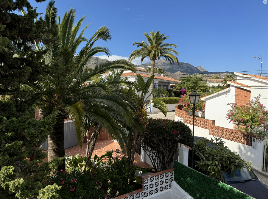 Smukt dobbelthus med 2 soveværelser og privat pool og jacuzzi 700 meter fra den berømte Burriana strand i Nerja.