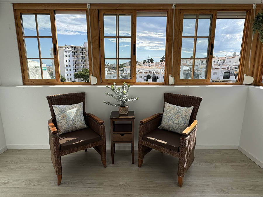 Belle maison jumelée avec 2 chambres et piscine privée et jacuzzi à 700 mètres de la célèbre plage de Burriana à Nerja.