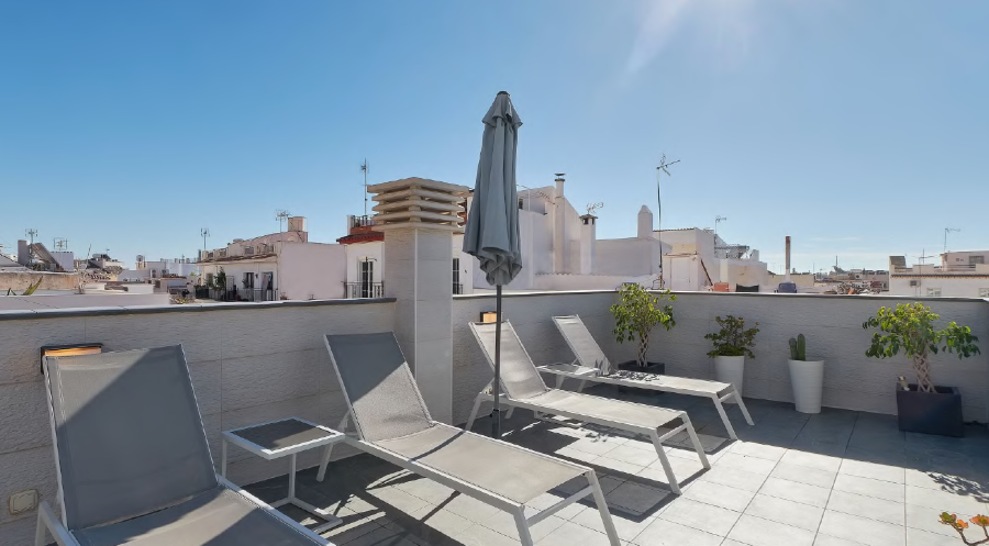 Property with two independent renovated apartments in the centre of Nerja