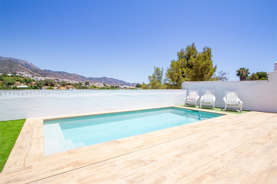 Modern villa with private pool in the area of La Exotica, 2 km from the beach and the centre of Nerja