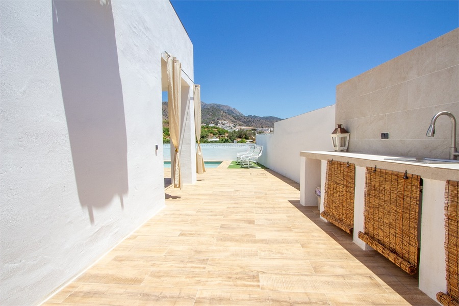 Modern villa with private pool in the area of La Exotica, 2 km from the beach and the centre of Nerja