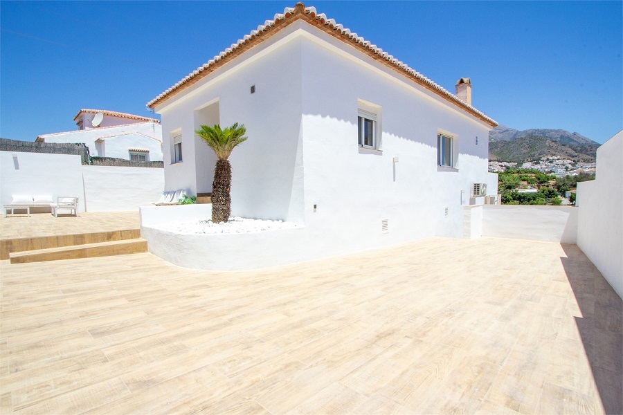 Modern villa with private pool in the area of La Exotica, 2 km from the beach and the centre of Nerja