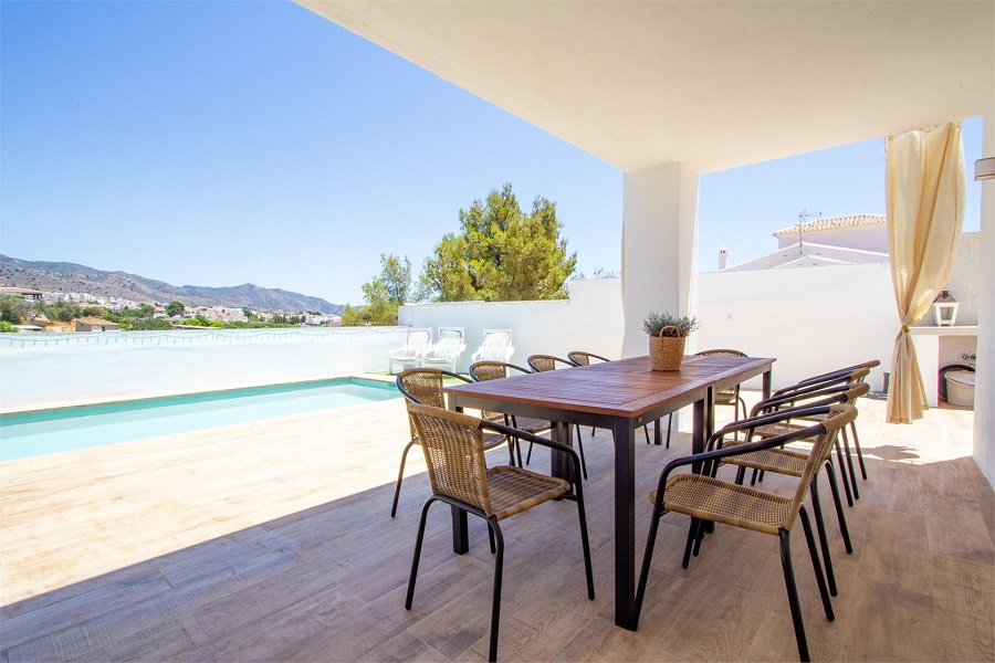 Modern villa with private pool in the area of La Exotica, 2 km from the beach and the centre of Nerja