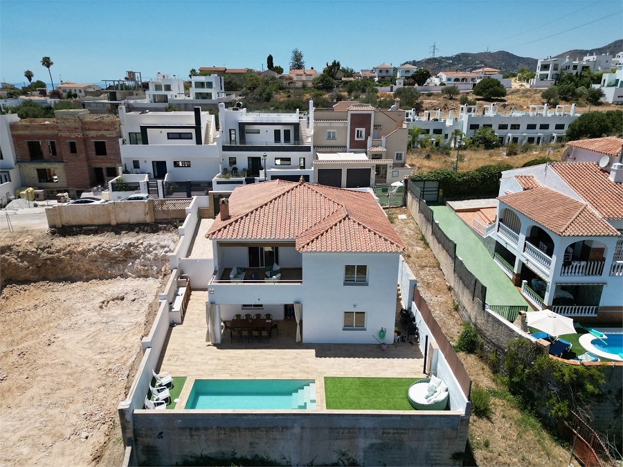 Modern villa with private pool in the area of La Exotica, 2 km from the beach and the centre of Nerja