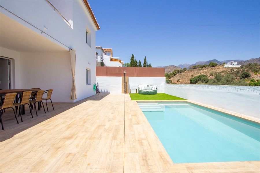 Modern villa with private pool in the area of La Exotica, 2 km from the beach and the centre of Nerja