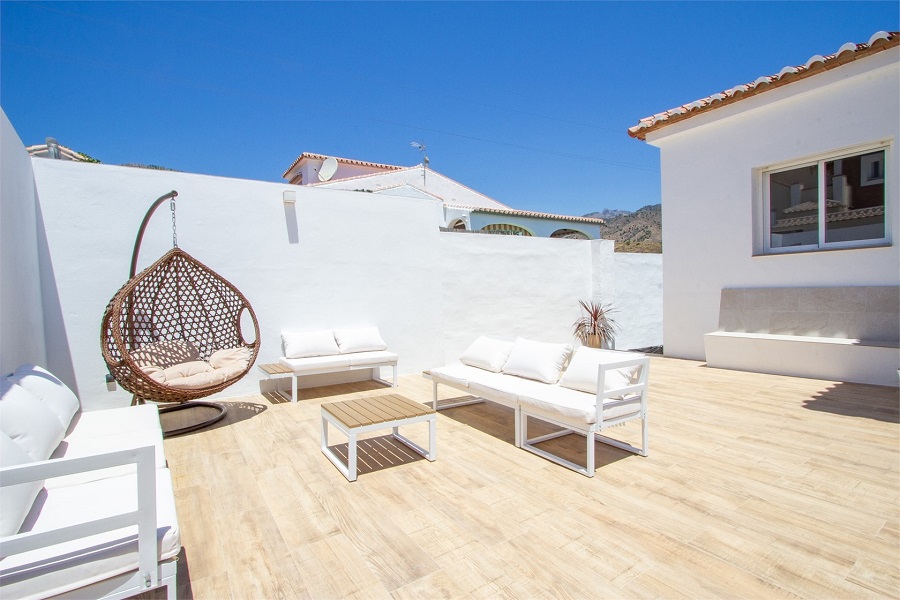 Modern villa with private pool in the area of La Exotica, 2 km from the beach and the centre of Nerja