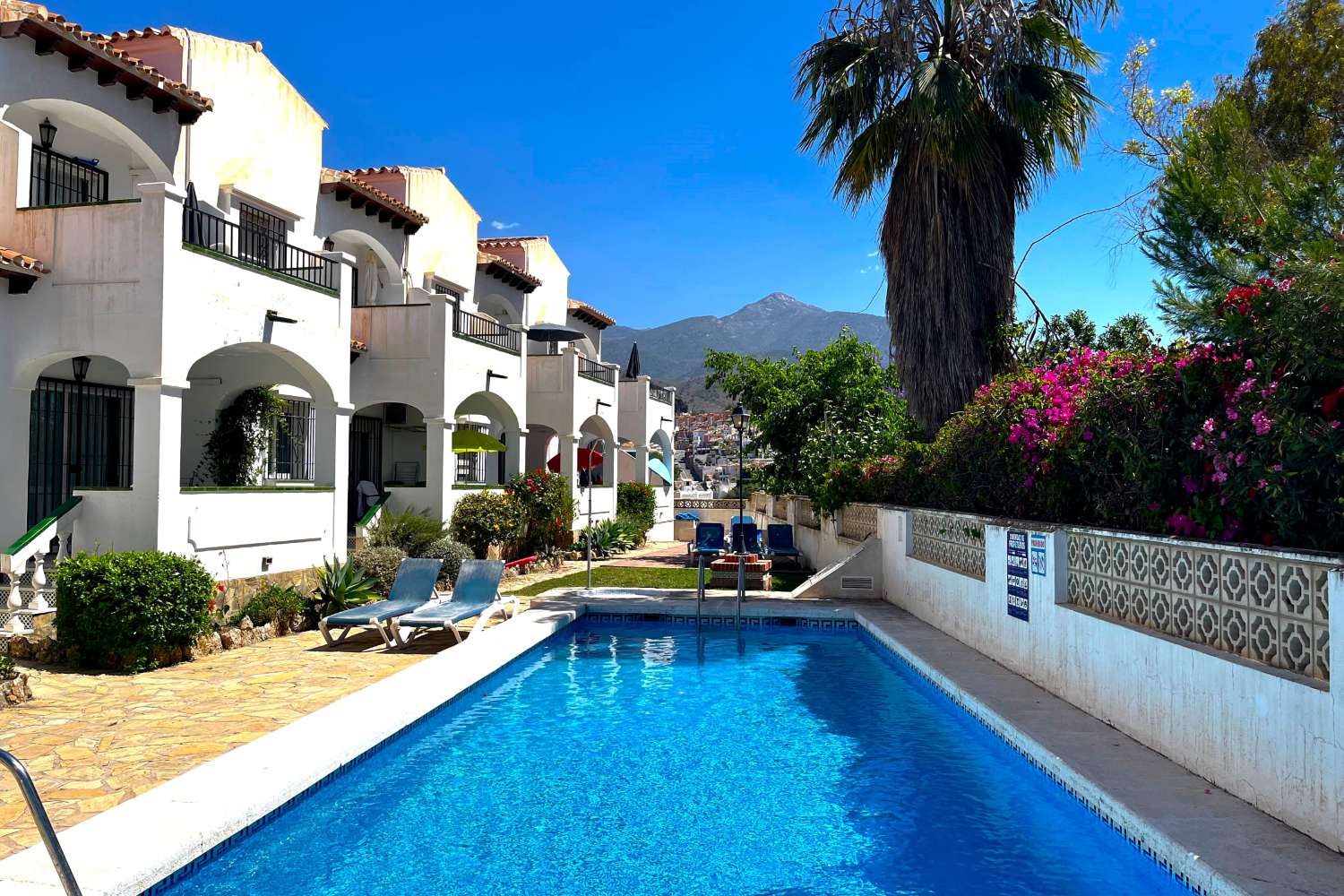 Apartment ideally located near the famous Burriana beach and near the lively center of Nerja, for a wonderful beach holiday in Nerja.