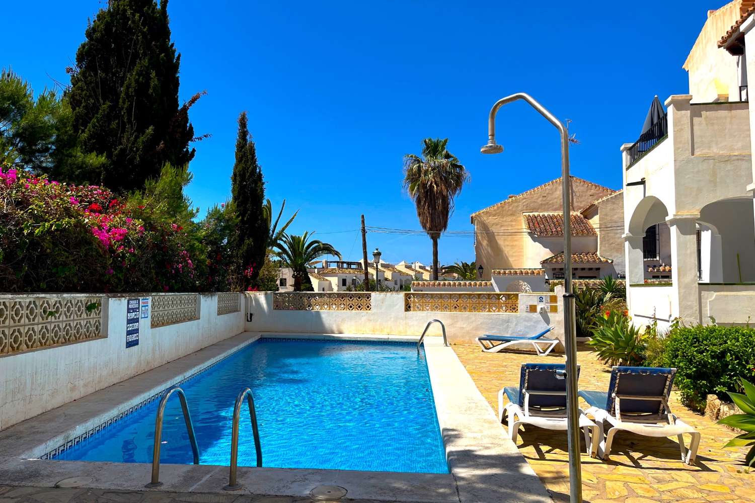 Appartement idéalement situé près de la célèbre plage de Burriana et à proximité du centre animé de Nerja, pour de merveilleuses vacances à la plage à Nerja.