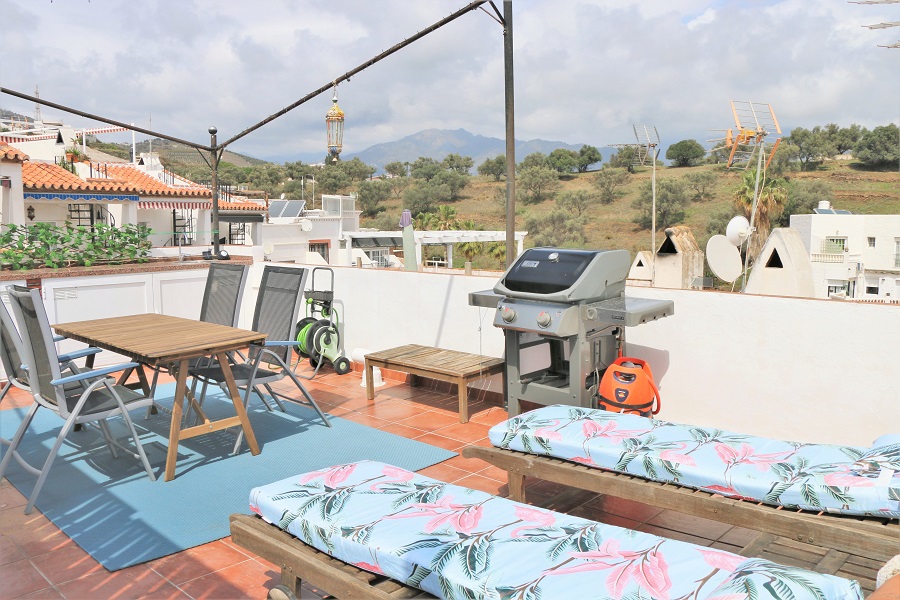 Lovely townhouse that consists of the main part and a separate apartment located in the popular area of Punta Lara in Nerja.