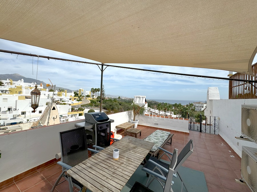 Lovely townhouse that consists of the main part and a separate apartment located in the popular area of Punta Lara in Nerja.