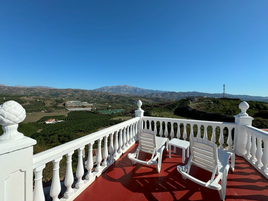 Good opportunity for investors. 7 studios in Vélez-Malaga with pool and beautiful mountain views.