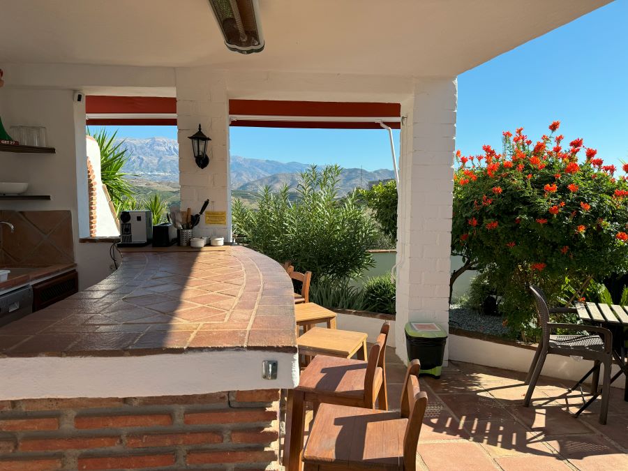 Good opportunity for investors. 7 studios in Vélez-Malaga with pool and beautiful mountain views.