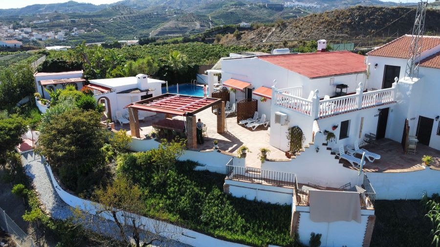 Good opportunity for investors. 7 studios in Vélez-Malaga with pool and beautiful mountain views.