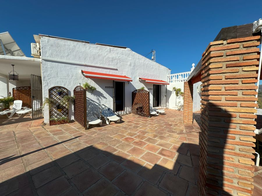 Good opportunity for investors. 7 studios in Vélez-Malaga with pool and beautiful mountain views.