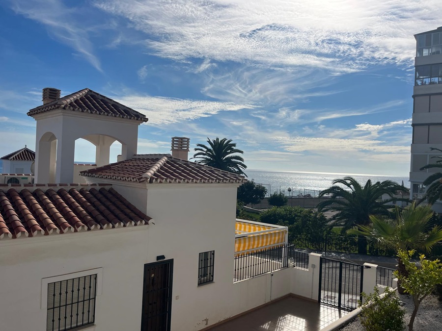 Two apartments located below each other with beautiful sea views, communal pool and garage space in El Peñoncillo, Torrox