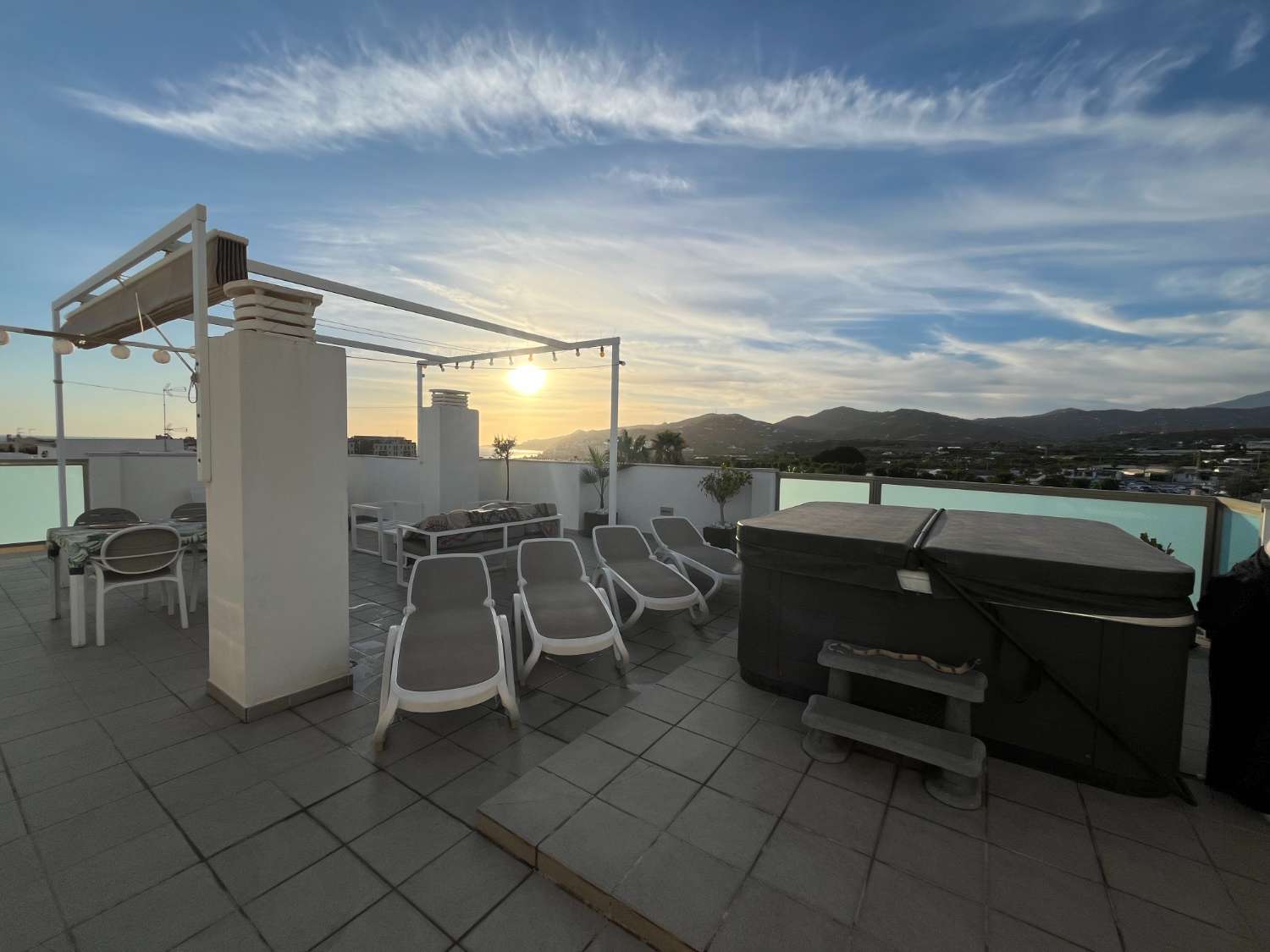 Penthouse im Zentrum von Nerja mit schönem Meerblick und Whirlpool