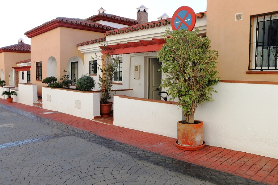 Moderne townhouse met 3 slaapkamers en ruime garage in de populaire wijk Burriana.